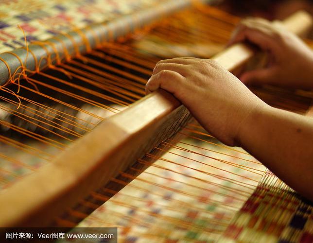 亚洲妇女正在制造家用纺织品.